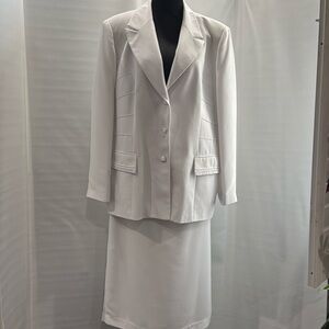 Carissimo White skirt suite Size 22